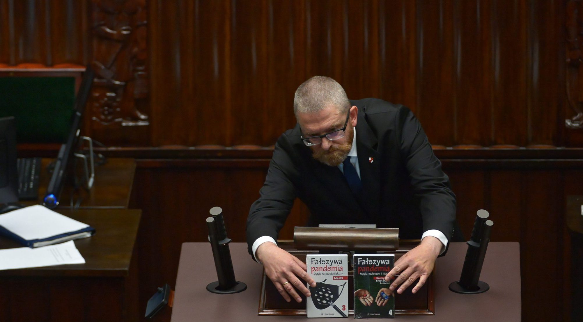 TikTok usuwa filmiki Grzegorza Brauna. „Mowa nienawiści”?