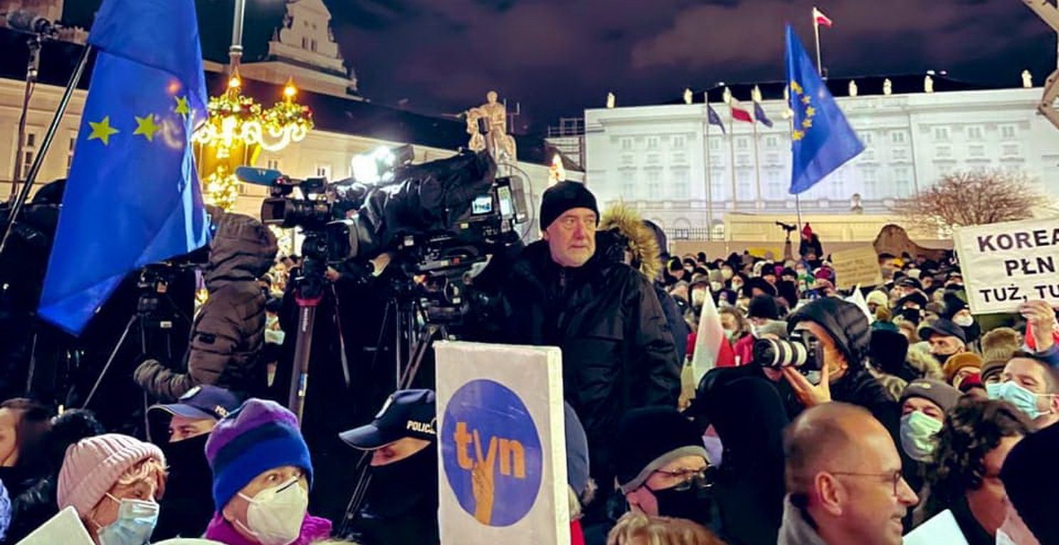 TVN24 przerwało wystąpienie Andrzeja Seweryna, by pokazać posła PiS. Widzowie: pora na bojkot!