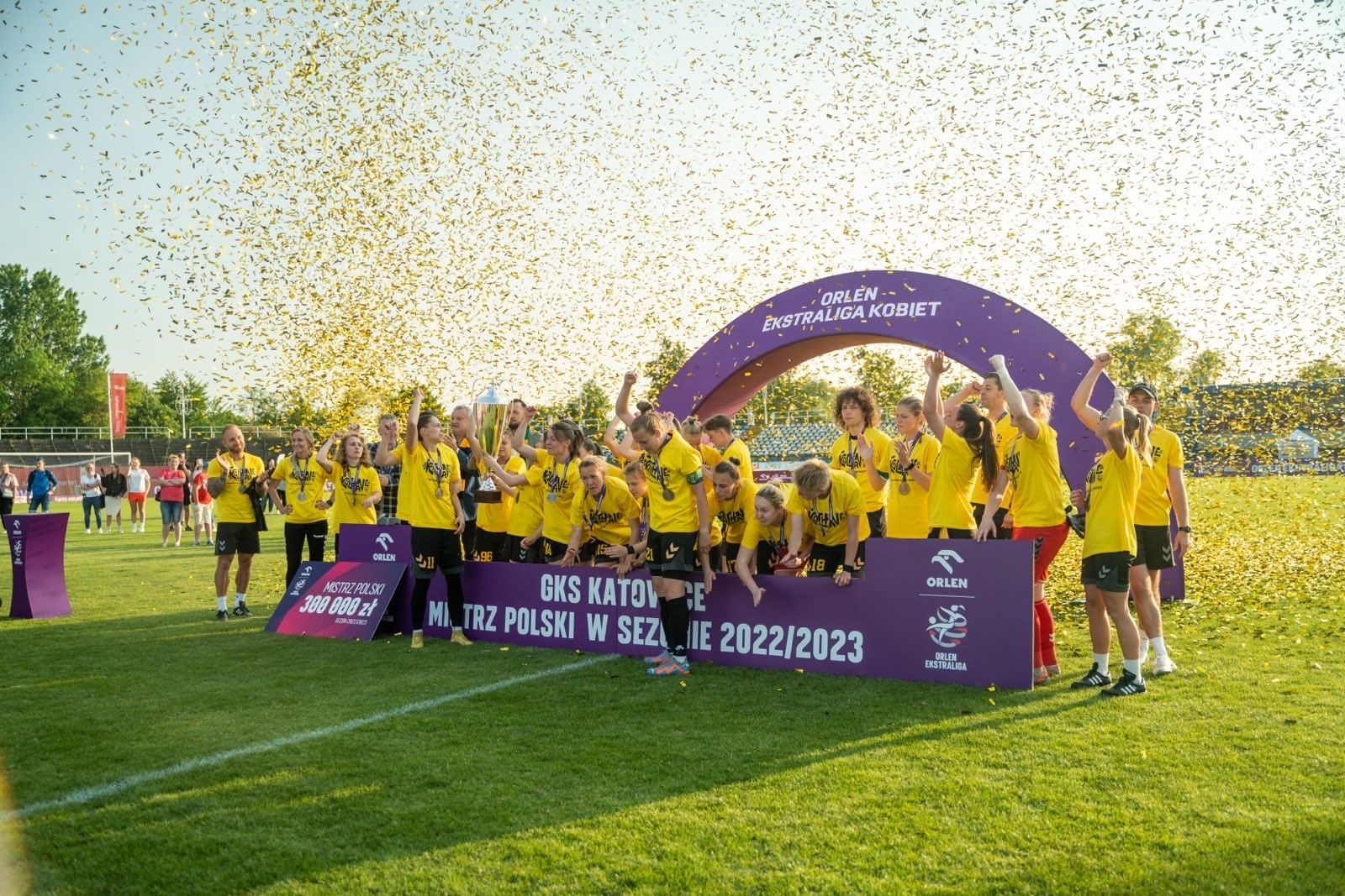 Zdjęcie do postu: uKOCHane, czyli podopieczne trenerki Karoliny Koch, zdobyły tytuł Mistrzyń Polski w piłce nożnej