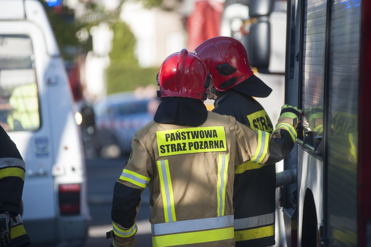 W Chorzowie strażacy walczą z ogniem, który wybuchł w niezamieszkałym budynku
