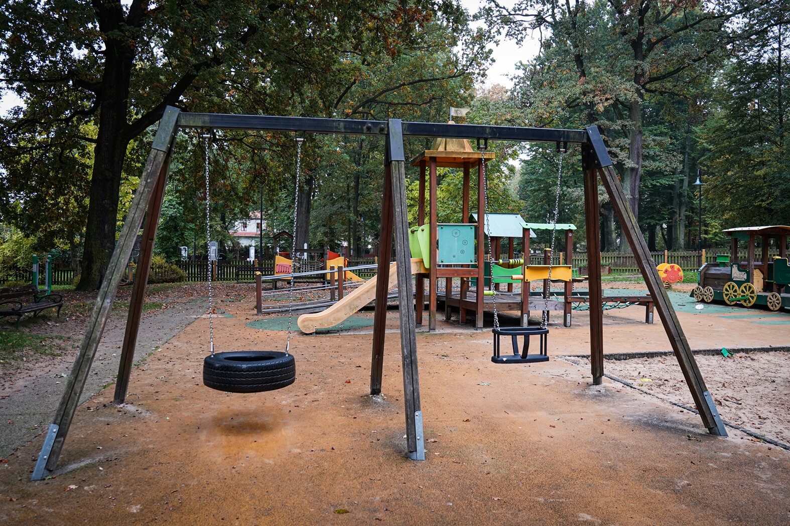 Sławków: Rozpoczęcie prac konserwacyjnych na miejskich placach zabaw