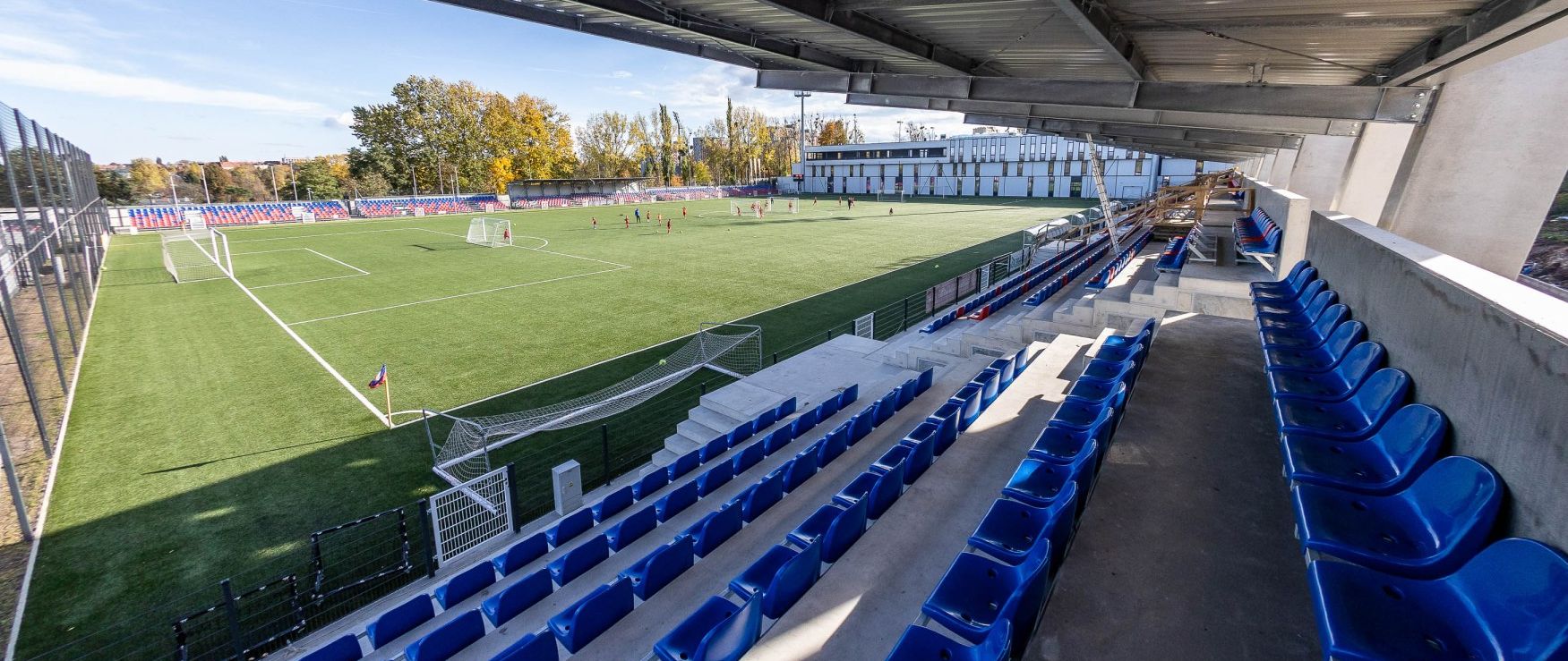 Kolejny etap piłkarskiej inwestycji w Bytomiu. Zakończono montaż krzesełek na nowej trybunie