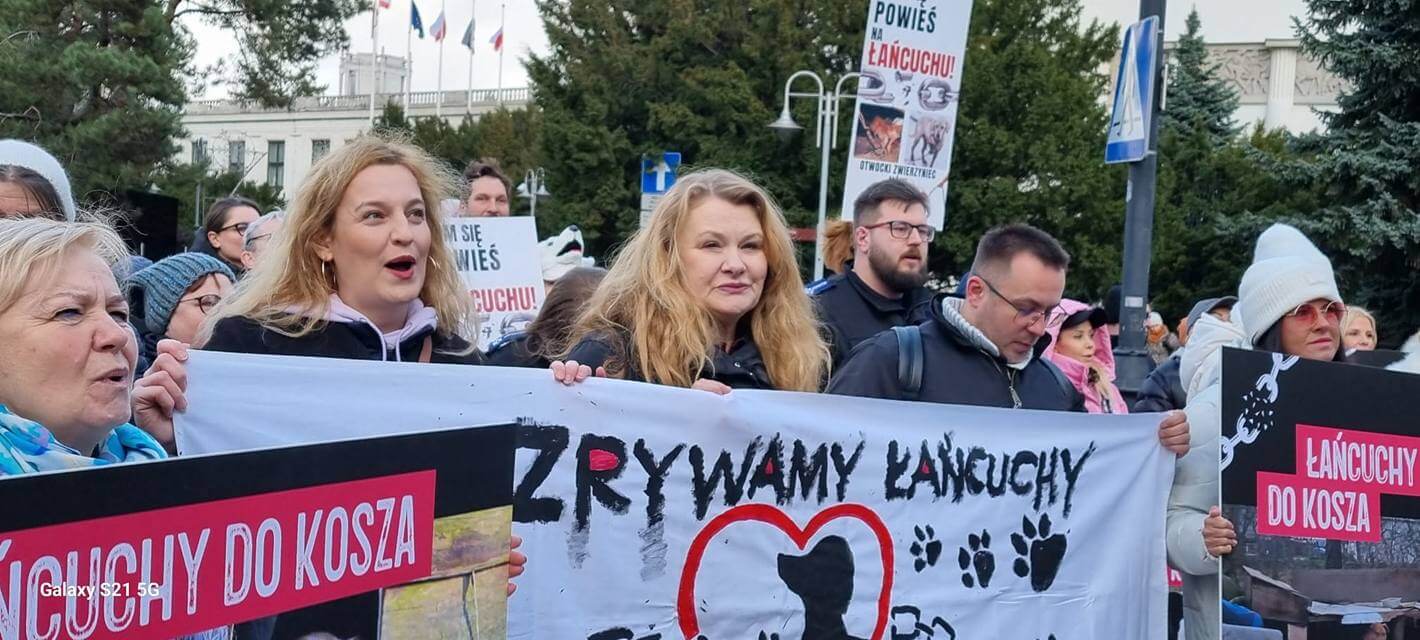 Lewica protestowała przeciwko wetu prezydenta Nawrockiego. „Dość łańcuchów dla psów!”. Nawrocki traci w sondażu