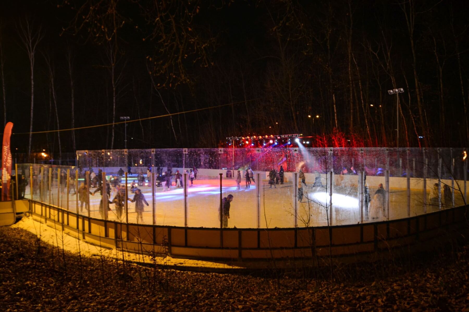 Pierwszy taniec na lodzie. Weselna dyskoteka na zakończenie ferii w Murckach