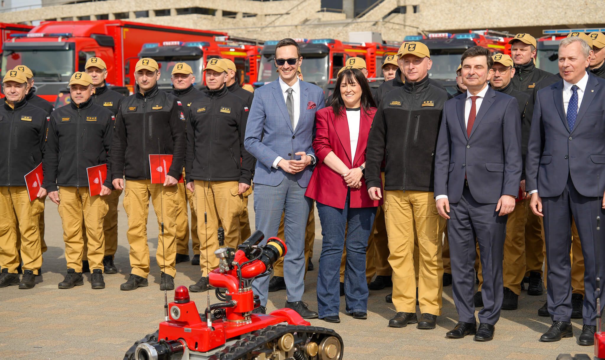 W Katowicach przekazano 55 samochodów specjalnych i ratowniczo-gaśniczych oraz specjalistyczny sprzęt dla PSP w Śląskiem