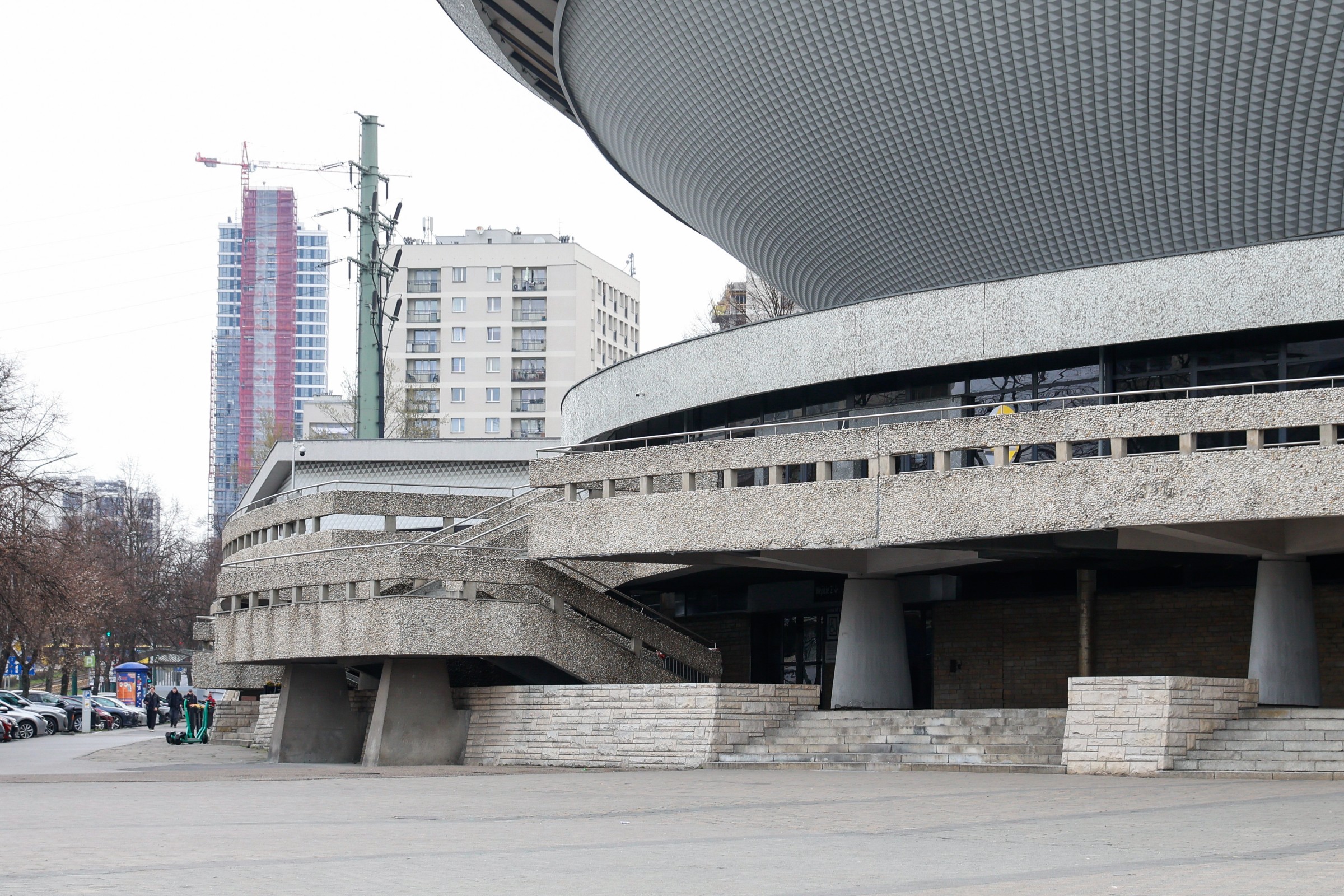 Tarasy i schody Spodka czeka modernizacja. Rozpoczął się przetarg na naprawę i wzmocnienie zewnętrznych elementów