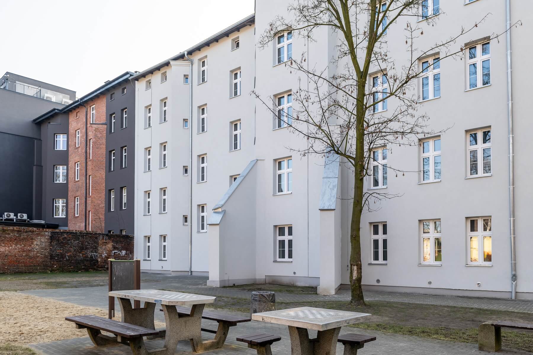 Lokatorzy z ul. Musialika 1-3 w Bytomiu odebrali klucze do nowych mieszkań