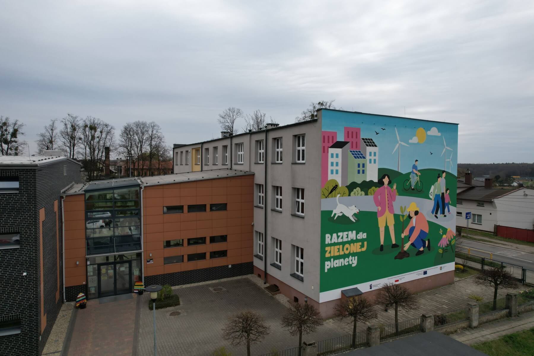 Kolejny mural ozdobił budynek bytomskiej szkoły