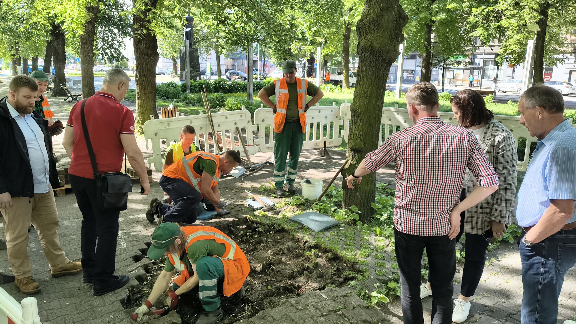 Gliwicki Plac Piłsudskiego zostanie częściowo odbrukowany. Zwiększy się bezpieczeństwo mieszkańców, polepszą warunki drzew