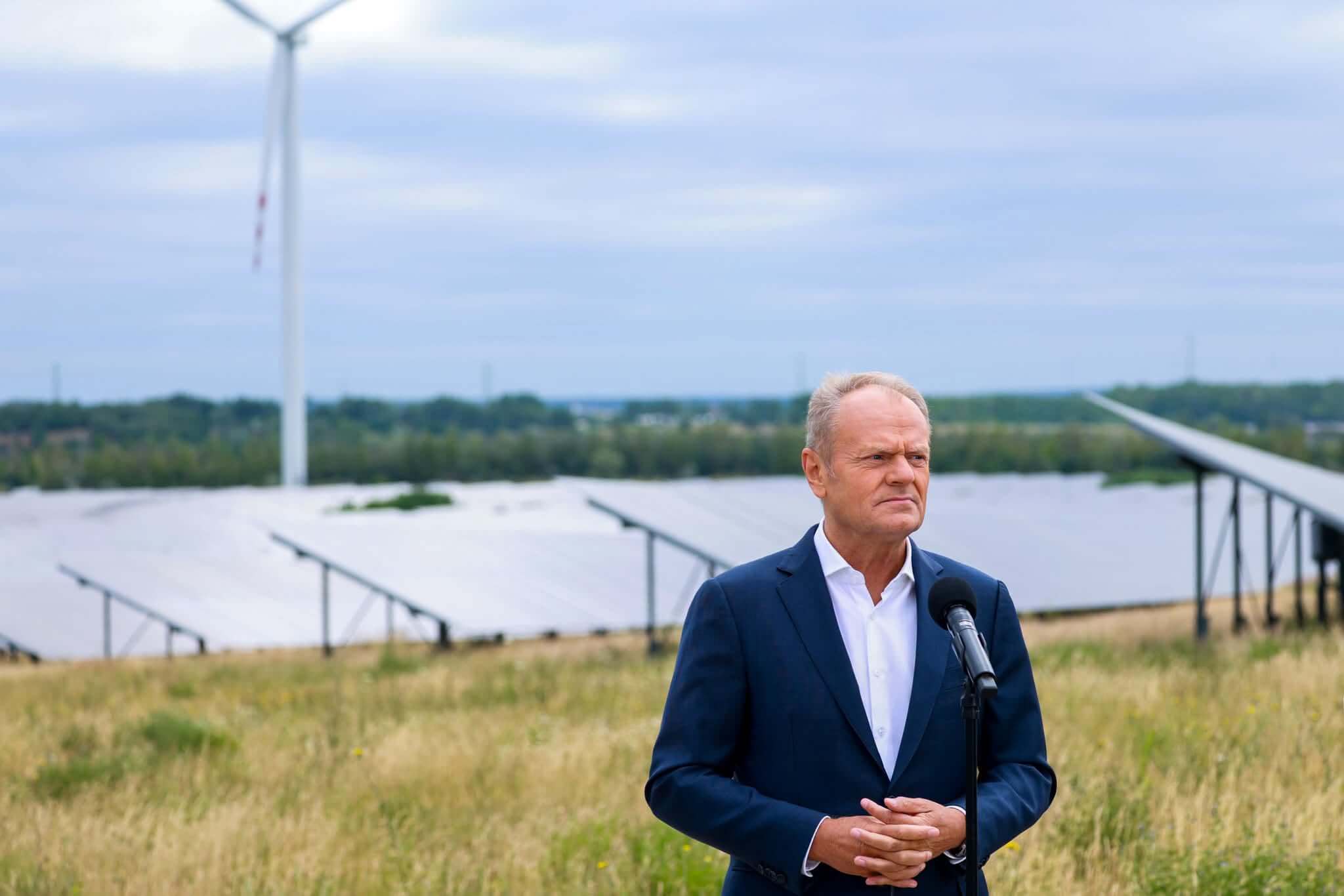 Premier odwiedza farmę fotowoltaiczną i chwali się OZE. Daniel Obajtek: Cieszę się, że panu Tuskowi podoba się nasza farma