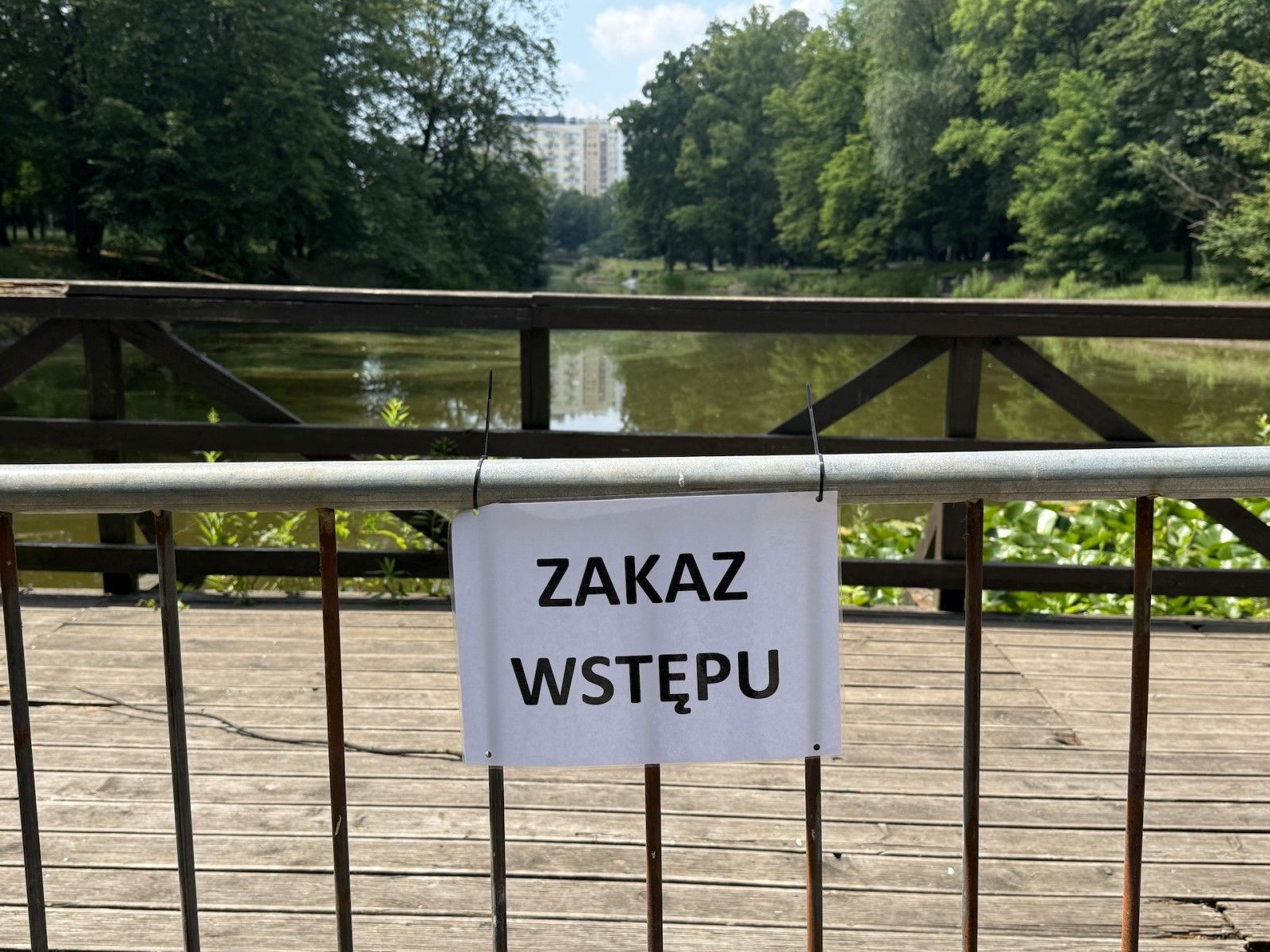 Bytom: Taras przy parkowym stawie do remontu