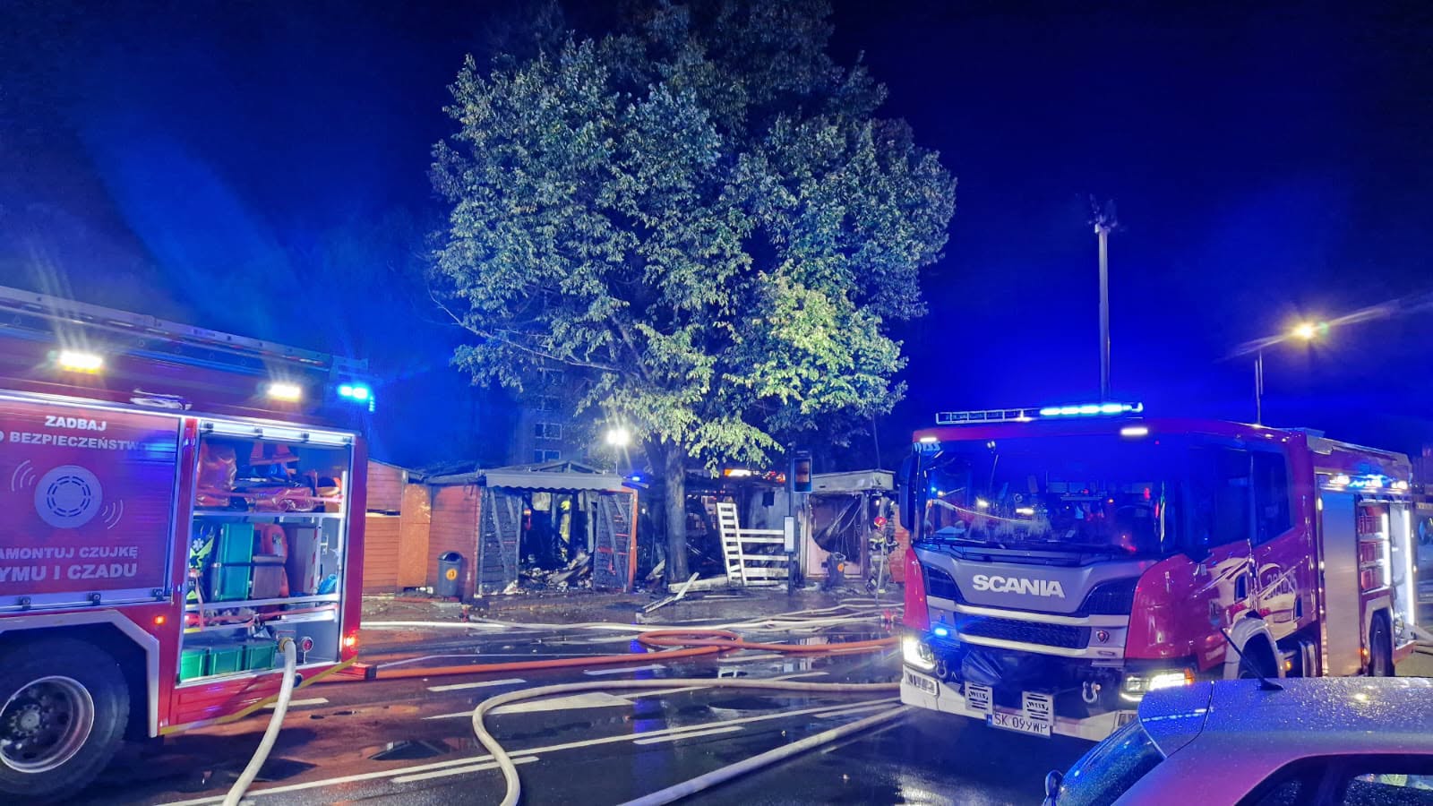Pożar na targowisku w Katowicach. W związku z pożarem zatrzymany został 23-letni mężczyzna